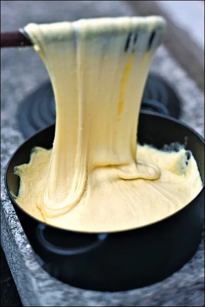 Avec quel fromage mélange-t-on la purée de pommes de terre pour obtenir un aligot ?