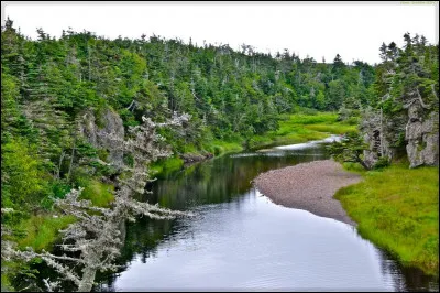 En rentrant de cette île, vous n'oubliez pas votre matériel pour pouvoir pêcher dans la seule rivière de l'archipel. Au programme : truites, gardons... Mais comment donc s'appelle cette rivière ?