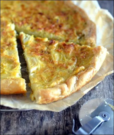 Comment s'appelle cette tarte garnie de poireaux ?