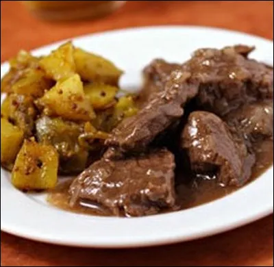 Avec quel alcool est cuit la viande dans une carbonnade flamande ?