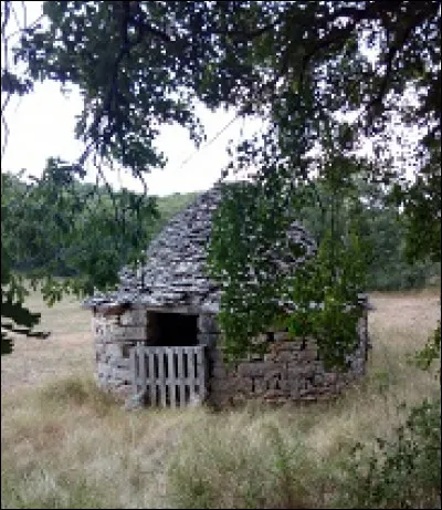 Ou encore ces petites constructions en pierres sèches.
Savez-vous comment on les appelle dans le Lot ?