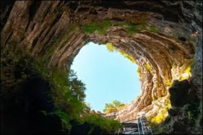 Quelle est cette cavité naturelle de 35 mètres de diamètre et de 103 mètres de profondeur ?