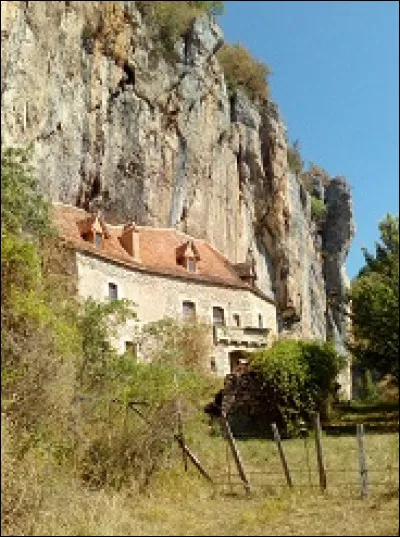 Le département regorge de nombreux autres villages qui valent aussi le détour comme Saint-Sulpice avec son château, ses ruelles tortueuses, le dolmen du Rat ou encore ses habitations...
