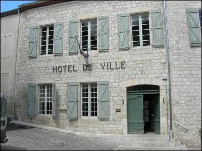 Personne ne vous empêchera de parler, dans ce joli village du Lot, même si votre tête est malade !