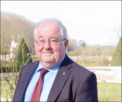 En photo, le maire de cette ville de Seine-Maritime qui ne comporte que deux lettres, je vous laisse réfléchir !