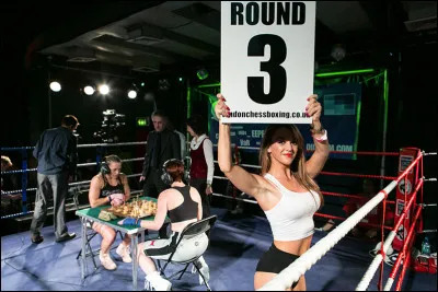 Dans le chessboxing, deux athlètes s'affrontent sur un ring où est également placée une table d'échecs.