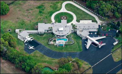 Qui habite dans cette maison avec un aéroport ?
