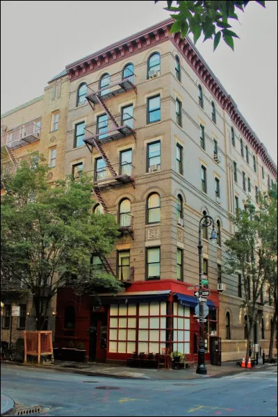 Qui habite dans cet immeuble ? (Les propositions sont des noms de s&eacute;ries)