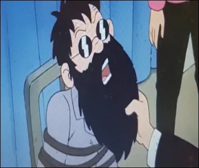 Un homme entre dans la fumerie d'opium. Le garde, croyant que c'est Tintin, l'assomme. Mitsuhirato lui arrache la barbe.
Que se passe-t-il  ?