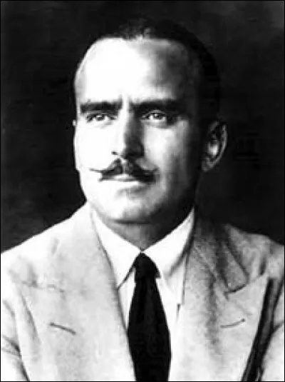 Il a été le premier "Roi d'Hollywood" dans les années 20 et fait partie des premières "étoiles" du cinéma, célèbre pour ses rôles dans les films muets de cape et d'épée comme "Le Signe de Zorro" ; il ne tourne ensuite que quelques films à l'avènement du parlant : c'est ...