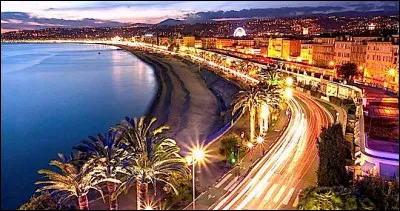 Je n'aimais pas ses plages de galets, ni le côté surfait des plages privées au pied des plus grands palaces, tels que le Negresco, pas plus que l'architecture de la"Marina Baie des Anges"de la ville voisine, mais par contre j'adorais le Cours Saleya, son marché aux fleurs, et le restaurant "Le Grand Bleu"...