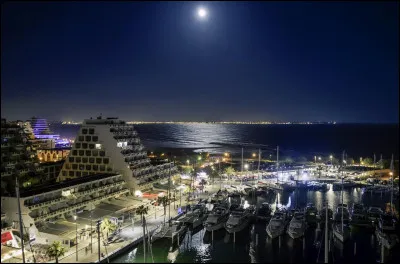 C'est avec plaisir que je suis retournée dans cette station balnéaire à l'architecture particulière, où j'avais travaillé dans ma jeunesse ! On quitte l'avenue du Casino pour aller manger sur le quai d'honneur !