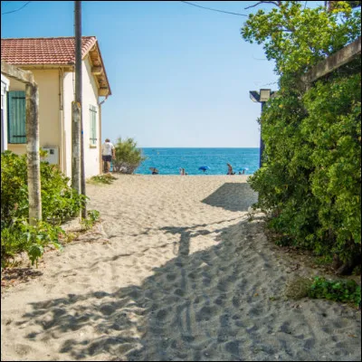C'est dans cette petite ville des Pyrénées-Orientales que j'ai connu les pires inondations ! Le risque de raz de marée y est grand, les vagues abordaient la petite maison que nous avions louée sur la plage du Racou :