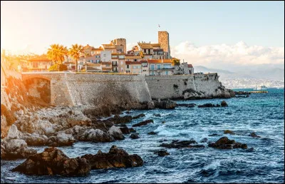 Comment oublier ce paysage des Alpes enneigées vu du port de cette vieille ville entourée de remparts du XVIe siècle. Je me souviens du fort Carré, du marché incontournable, et d'un petit restaurant qui se nommait "La Côte à l'os". Quelle est cette ville des Alpes-Maritimes située entre Nice et Cannes ?
