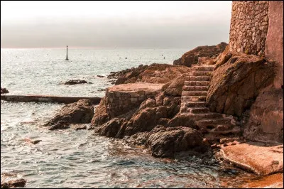 Je revois notre villa sur les hauteurs avec cette vue magique sur le golfe de Saint-Tropez. J'ai en mémoire ces paysages pittoresques de nos promenades sur les calanques, nous partions du quartier "San Peire" pour regagner Saint-Aygulf par le sentier des douaniers de 12 km, le long du littoral. Nous résidions entre Sainte-Maxime et Fréjus, où étions-nous ?
