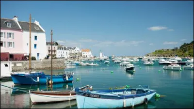 Comme de nombreux artistes, faites une pause à Belle-Île-en-Mer, admirez sa beauté : ports charmants, côte sauvage magnifique, plages de sable, campagne verdoyante, villas de style... et reposez-vous.
Dans quel département faut-il aller pour rencontrer les Bellilois et les Belliloises ?