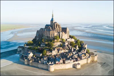 Quelle statue, placée à la pointe de la flèche de l'église abbatiale, 
domine cette toute petite île rocheuse de la Manche ?