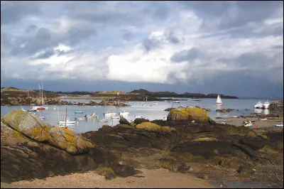 Les îles Chausey : seule l'île principale de l'archipel est peuplée.
Faisant partie de la commune de Granville, dans quelle région administrative cet archipel est-il situé ?
