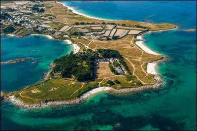 Embarquement à Roscoff ! Après seulement un quart d'heure de traversée en bateau, découvrez l'île de Batz (500 habitants), son jardin botanique qui compte plus de 1500 plantes originaires du monde entier et ses criques de sable blanc.
Si je vous dis ''29'', dans quel département êtes-vous ?