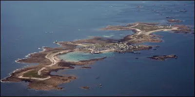 ''Enez-Sun'' - Quelle est cette île de la mer Celtique, à 7 km à l'ouest de la pointe du Raz, de deux km de long qui serpente comme un S inversé ?