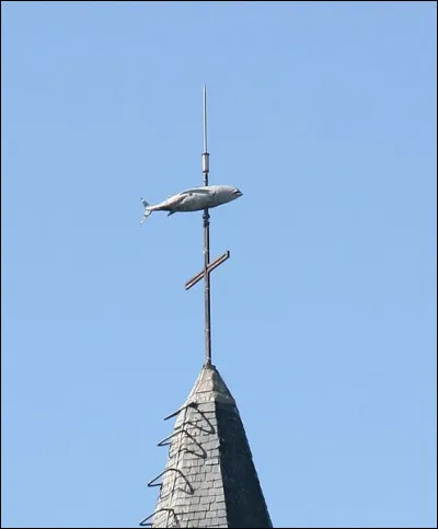 À Groix, le piéton est roi ! Allez vite découvrir les sentiers de randonnée qui sillonnent ''l'île aux grenats'' et l'exceptionnelle plage des Grands Sables qui avance dans la mer.
Dans la ville de Groix, au centre de l'île, levez la tête. Que voyez-vous au sommet du clocher de l'église ?