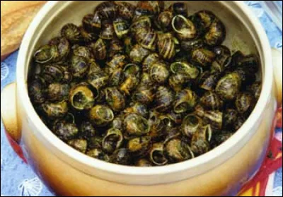 Quelle chanson a été créée pour rendre honneur à un gastéropode que l'on aime consommer en Poitou, en sauce au vin, avec un peu de chair à saucisse ?