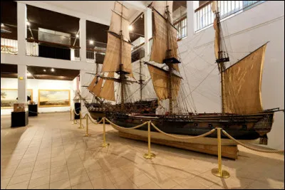 Où visiterons-nous le musée national de la Marine, en mémoire de l'arsenal, avec un espace consacré à la corderie, et un autre dédié au bagne ?