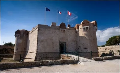 Nous finirons notre voyage dans cette petite ville du Var, dont l'imposante citadelle abrite son musée d'histoire maritime, et qui n'est pas célèbre que pour sa gendarmerie :