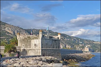 Dans quelle ville se situe le musée "Le Bastion" dédié à Jean Cocteau, entre le port et la promenade du soleil ?