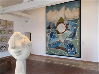 À quel artiste né à Malaga, le musée d'Antibes rend-il hommage ?