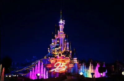 Quel est le nom de ce parc d'attractions, dans lequel on peut également assister à de nombreuses parades et rencontrer nos personnages préférés ?