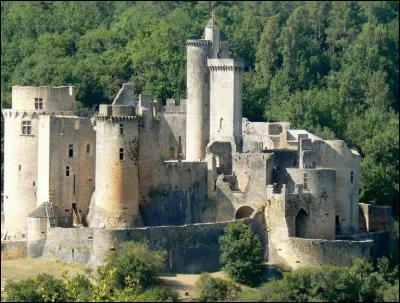 Quel est ce château médiéval très bien conservé ?
