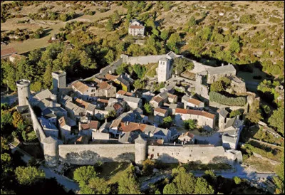 Cité hospitalière et templière du Larzac elle raconte l'histoire des Templiers et des Hospitaliers qui leur succédèrent, entourée d'une couronne de remparts, c'est...
