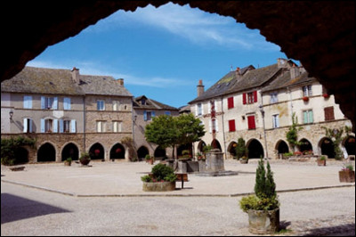 À 35 km de Rodez, au cur du Ségala, c'est une ancienne bastide royale de 1281. Une place aux 47 arcades, des commerçants, des artisans d'art, d'anciennes portes, c'est...