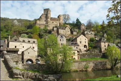 C'est une ancienne étape sur le chemin de Saint-Jacques, maisons en pierre, toits de lauzes au bords de l'Aveyron et le château restauré à la fin des années 1970 par l'architecte Fernand Pouillon, c'est...