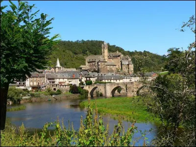 Au bord du Lot, regroupées autour du donjon d'un château des XIIe et XVe siècles des maisons de schiste aux toits de lauze, quelques beaux hôtels particuliers, c'est...