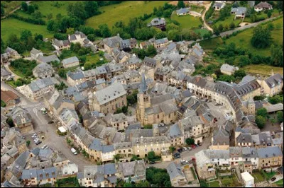Au bord du Lot, une église de style gothique flamboyant au clocher flammé, la chapelle des Pénitents, un manoir, d'anciennes échoppes médiévales, de belles demeures des XVe et XVIe siècles, c'est...