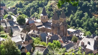 Un joyau de l'art roman sur la route de Compostelle, des maisons à colombages, une abbatiale des XIe et XIIe siècles avec des vitraux de Soulages, Le Trésor de Sainte Foy et des artisans d'art, c'est...