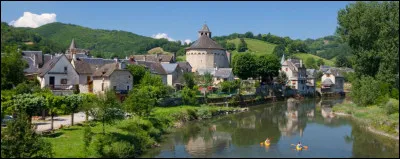 Sur la rive droite du Lot le village est en arc de cercle autour de l'église (arts roman et gothique), ruelles pavées de galets, des maisons fleuries et des moulins le long du ruisseau de la Serre montrent d'anciennes activités de tanneries et draperies, c'est...
