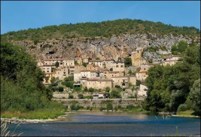 Petit village semi-troglodytique aux ruelles étroites, près de Millau, le long d'une falaise abrupte face au plus haut viaduc du monde, c'est...