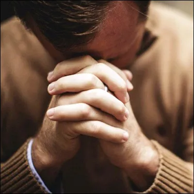 Quel objet de d&eacute;votion sert &agrave; compter des pri&egrave;res en &eacute;grenant des grains ?