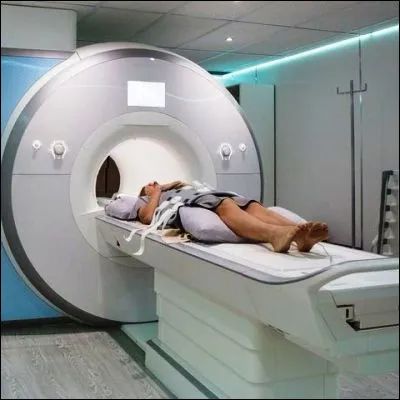 Quelle m&eacute;thode d'imagerie m&eacute;dicale utilise l'administration d'un m&eacute;dicament radiopharmaceutique pour en d&eacute;tecter les rayonnements ?