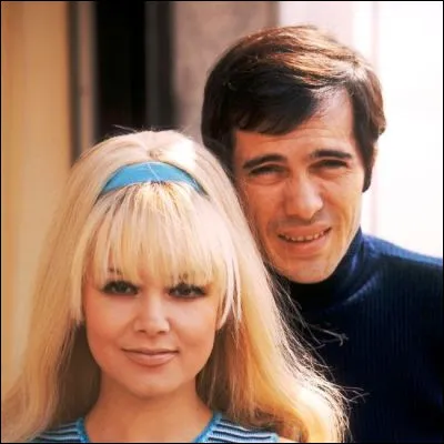 Dans quel sketch Guy Bedos mordait-il l'oreille de Sophie Daumier ?