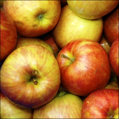 Quelle substance est extraite du marc de pommes pour être commercialisée sous forme liquide ou cristalline ?
