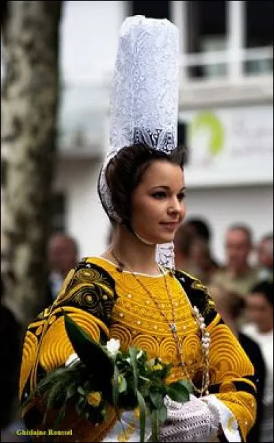 Comment s'appelle cette coiffe de dentelle, caractérisée par sa haute taille, qui est le symbole de la Bretagne et portée par les femmes lors de cérémonies ?