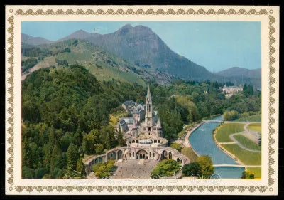 Enfin, les vacances sont aussi l'occasion de se ressourcer et de chercher un peu de spiritualité. Direction donc cette ville qui est la deuxième ville de France, derrière Paris, en nombre de chambres d'hôtel. Bienvenue :