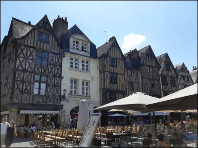 Le Val de Loire a beaucoup de belles villes remplies de monuments historiques. Quelle est celle-ci, où l'on peut visiter le musée du compagnonnage et boire un verre de Vouvray aux terrasses de la place Plumereau ?