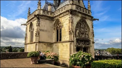 La dernière demeure de Léonard de Vinci, la chapelle Saint-Hubert, est dans l'enceinte de ce château surplombant la Loire à quelques lieues de Tours. Quel est-il ?