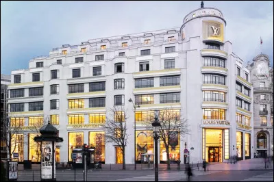 Toujours en traiteur j'ai pu, en pause, prendre une coupette sur le toit de cet immeuble. Sur quel lieu parisien célèbre avais-je un point de vue privilégié ?