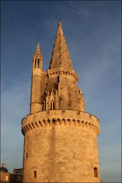 J'aime bien déjeuner au pied de la tour des Quatre Sergents, avant un match de rugby de l'équipe en jaune et noire. De Poitiers c'est à moins de deux heures. Quelle est cette ville ?